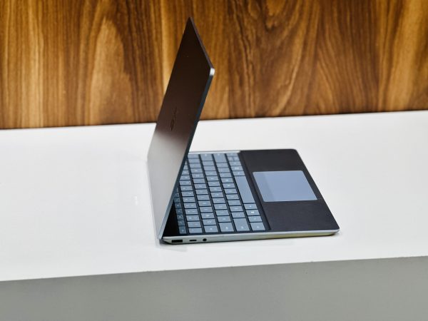 بررسی مشخصات Surface laptop Go