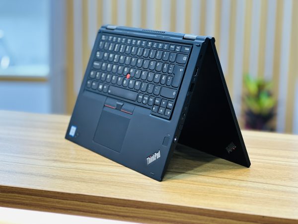 بررسی مشخصات لپ تاپ Lenovo x380 Yoga