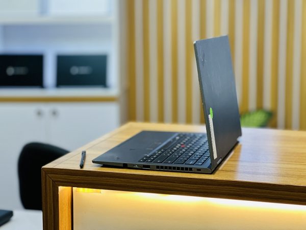 بررسی مشخصات لپ تاپ Lenovo x1 Yoga