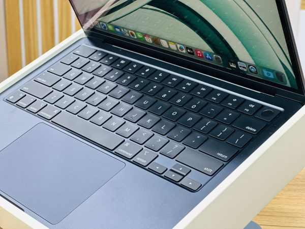 خرید MacBook Pro 2022 13-A2681 استوک از بانه