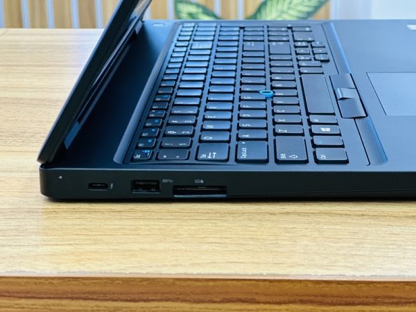 بررسی مشخصات لپ تاپ Dell latitude 5580