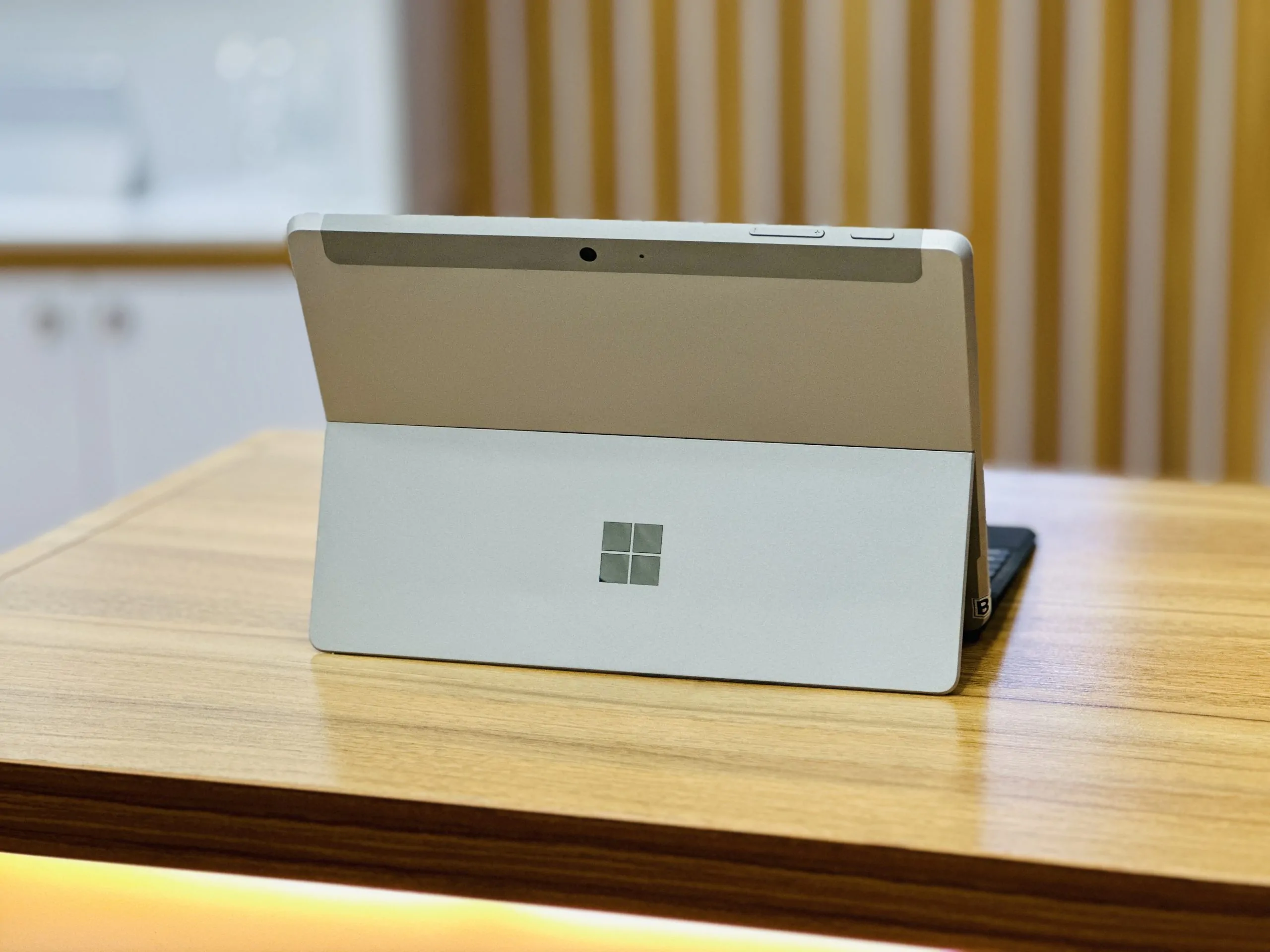بررسی مشخصات لپ تاپ Surface GO2