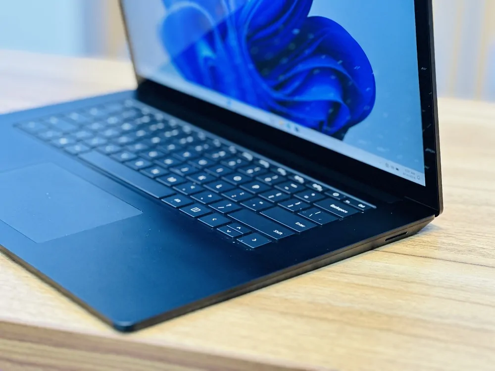 بررسی مشخصات لپتاپ Surface laptop 4